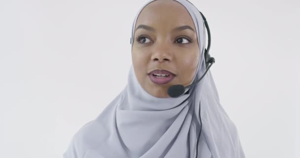 ผู้แทนลูกค้าชาวแอฟริกัน ผู้หญิงธุรกิจที่มีหัวโทรศัพท์ — วีดีโอสต็อก