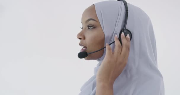 Africaine représentante de la clientèle femme d'affaires avec tête de téléphone — Video