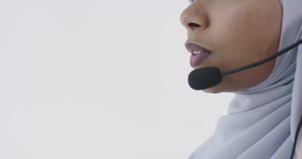 Mujer de negocios representante de cliente africano con cabeza de teléfono — Vídeo de stock