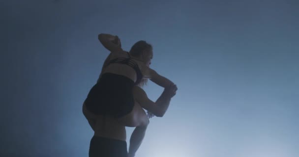 Pareja Jóvenes Compañeros Baile Atlético Medias Negras Realizando Ballet Estilo — Vídeos de Stock