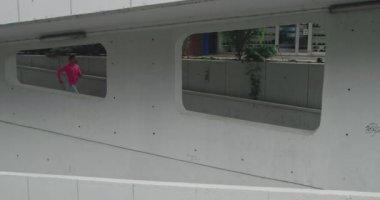 Şehir merkezinde koşan aktif kadın koşucular, sağlıklı yaşam tarzı ve spor aktiviteleri