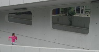 Şehir merkezinde koşan aktif kadın koşucular, sağlıklı yaşam tarzı ve spor aktiviteleri