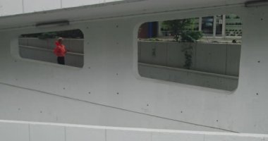 Şehir merkezinde koşan aktif kadın koşucular, sağlıklı yaşam tarzı ve spor aktiviteleri