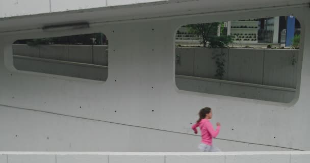 Jogadoras ativas correndo ao ar livre no centro da cidade, estilo de vida saudável e atividade esportiva — Vídeo de Stock