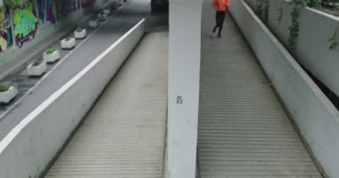 Şehir merkezinde koşan aktif kadın koşucular, sağlıklı yaşam tarzı ve spor aktiviteleri