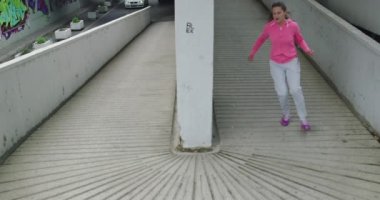 Şehir merkezinde koşan aktif kadın koşucular, sağlıklı yaşam tarzı ve spor aktiviteleri