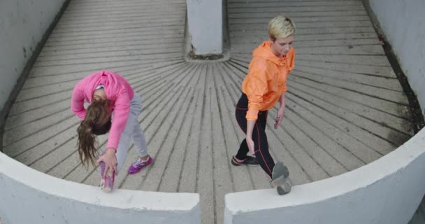 Ενεργό γυναίκες δρομείς τρέξιμο σε εξωτερικούς χώρους στο κέντρο της πόλης, healty τρόπο ζωής και αθλητική δραστηριότητα — Αρχείο Βίντεο