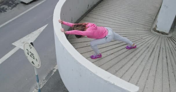 Corredoras activas corriendo al aire libre en el centro, estilo de vida saludable y actividad deportiva — Vídeo de stock