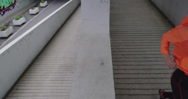 Şehir merkezinde koşan aktif kadın koşucular, sağlıklı yaşam tarzı ve spor aktiviteleri