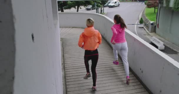 Активні жінки-бігуни, що працюють на відкритому повітрі в центрі міста, спосіб життя і спортивна активність — стокове відео