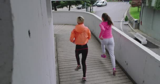 Actieve vrouwelijke joggers rennen buiten in het centrum, gezonde levensstijl en sport activiteit — Stockvideo