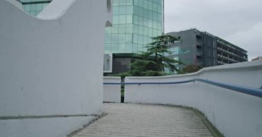 Şehir merkezinde koşan aktif kadın koşucular, sağlıklı yaşam tarzı ve spor aktiviteleri