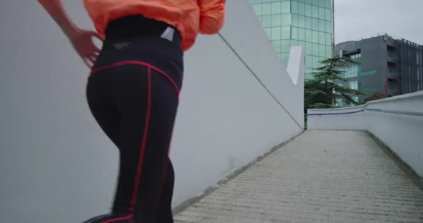 Corredoras activas corriendo al aire libre en el centro, estilo de vida saludable y actividad deportiva — Vídeos de Stock