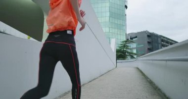 Şehir merkezinde koşan aktif kadın koşucular, sağlıklı yaşam tarzı ve spor aktiviteleri