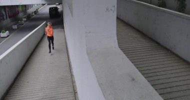 Şehir merkezinde koşan aktif kadın koşucular, sağlıklı yaşam tarzı ve spor aktiviteleri