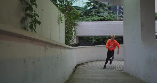 Jogadoras ativas correndo ao ar livre no centro da cidade, estilo de vida saudável e atividade esportiva — Vídeo de Stock