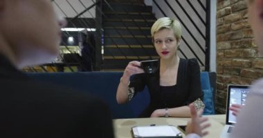 İş adamları bir kafe üst görüşünde bir araya geldi