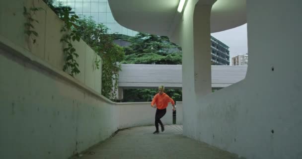 Şehir merkezinde koşan aktif kadın koşucular, sağlıklı yaşam tarzı ve spor aktiviteleri — Stok video