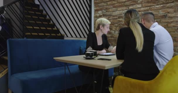 Groupe de gens d'affaires sur la réunion dans un café vue de dessus — Video