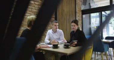 İş adamları bir kafe üst görüşünde bir araya geldi