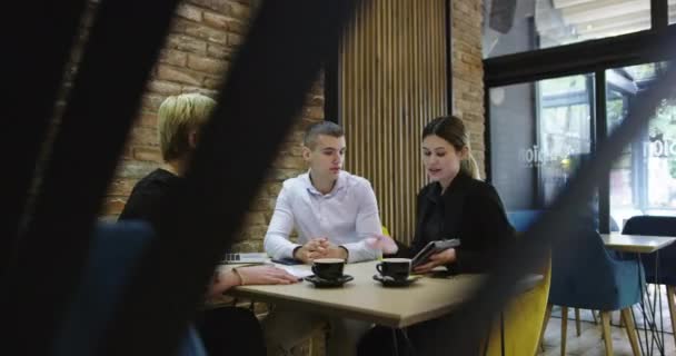 Üzletemberek csoport találkozó egy kávézó tetején nézet — Stock videók