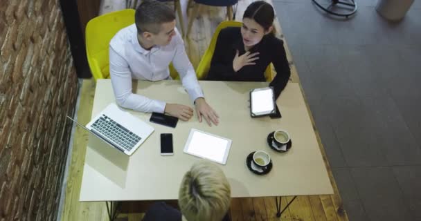 Ομάδα επιχειρηματιών κατά τη συνάντηση σε μια καφετέρια με θέα — Αρχείο Βίντεο