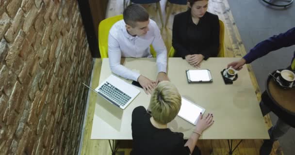 Ομάδα επιχειρηματιών κατά τη συνάντηση σε μια καφετέρια με θέα — Αρχείο Βίντεο