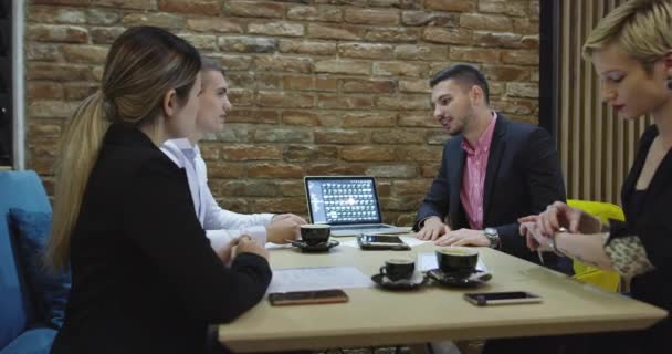 Reunión de negocios en un café — Vídeo de stock