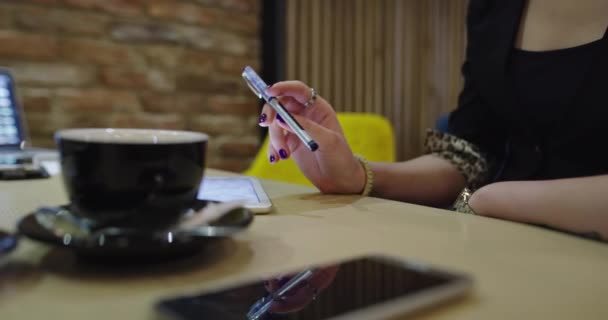 Les gens d'affaires aiment et travaillent dans un café, réunion d'affaires dans un café — Video