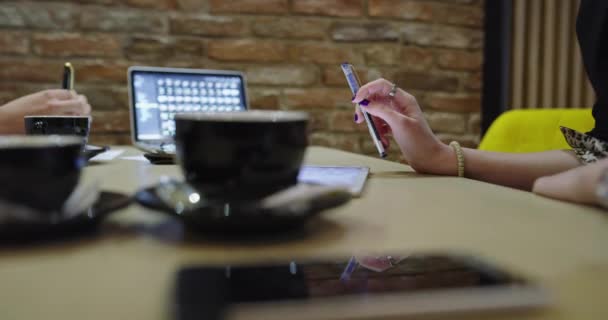 Az üzletemberek élvezik és dolgoznak egy kávézóban, üzleti megbeszélés a kávézóban — Stock videók
