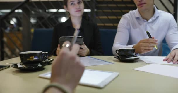 Los empresarios disfrutan y trabajan en una cafetería, reunión de negocios en la cafetería — Vídeo de stock