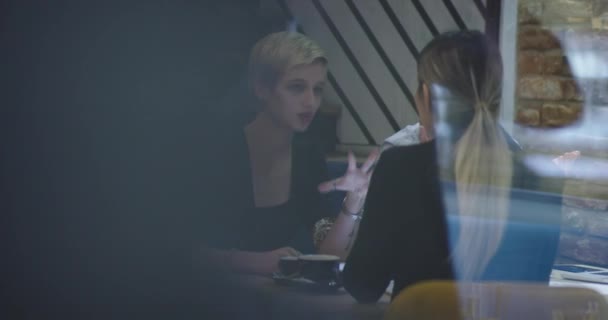 Zakenmensen genieten en werken in een café, zakelijke bijeenkomst in cafe — Stockvideo