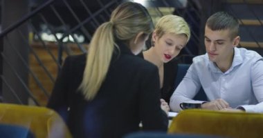 İş adamları bir kafede eğleniyor ve çalışıyor, Kafe 'de iş toplantısı