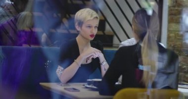 İş adamları bir kafede eğleniyor ve çalışıyor, Kafe 'de iş toplantısı