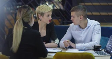 İş adamları bir kafede eğleniyor ve çalışıyor, Kafe 'de iş toplantısı