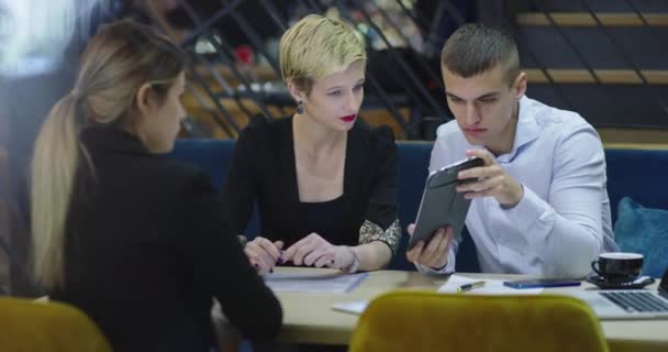 Les gens d'affaires aiment et travaillent dans un café, réunion d'affaires dans un café — Video