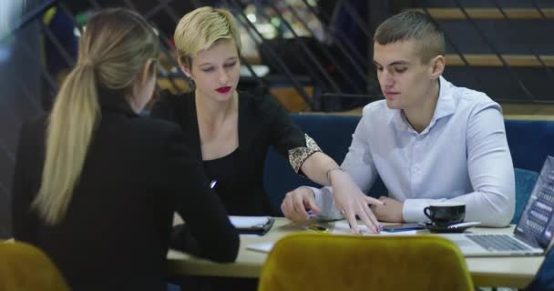 Οι επιχειρηματίες απολαμβάνουν και εργάζονται σε ένα καφέ, επαγγελματική συνάντηση στο καφέ — Αρχείο Βίντεο