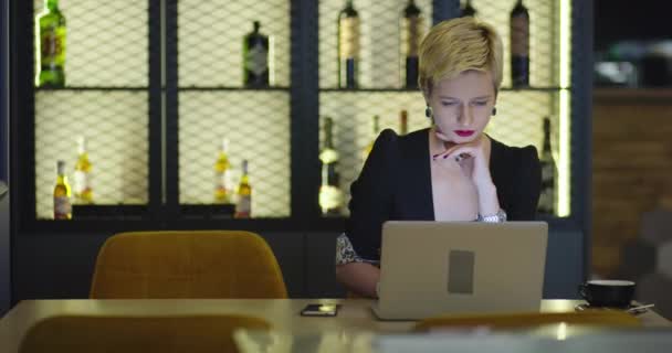 Mujer de negocios trabajando en el ordenador portátil en la cafetería — Vídeos de Stock