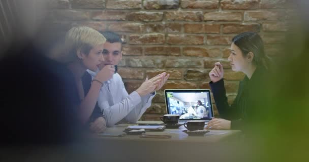 Bisnis orang menikmati dan bekerja di kafe, pertemuan bisnis di kafe — Stok Video