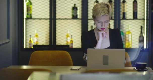 Femme d'affaires travaillant sur ordinateur portable dans un café — Video