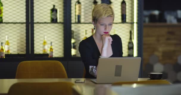 Femme d'affaires travaillant sur ordinateur portable dans un café — Video