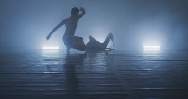 Hedendaagse kunst dansers preforming choreografie — Stockvideo