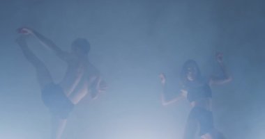 Çağdaş sanat dansçıları koreografi hazırlıyorlar.