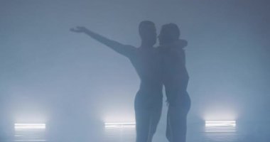 Çağdaş sanat dansçıları koreografi hazırlıyorlar.