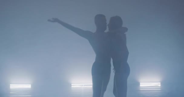 Tänzer zeitgenössischer Kunst geben Choreografie vor — Stockvideo