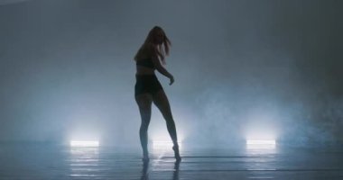 Dans kursunda çağdaş dansçılar.