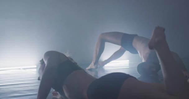 Tänzer zeitgenössischer Kunst geben Choreografie vor — Stockvideo