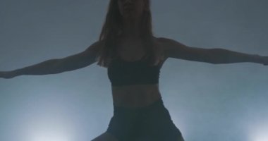 Dans kursunda çağdaş dansçılar.