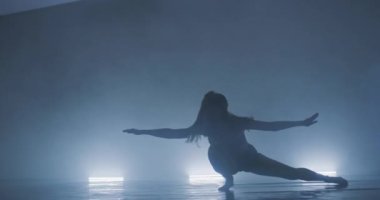 Dans kursunda çağdaş dansçılar.