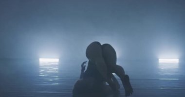 Dans kursunda çağdaş dansçılar.